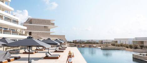 Piscine intérieure, 3 piscines extérieures, parasols, chaises longues