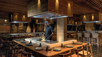 5 restaurants, breakfast, lunch, dinner served; Italian cuisine