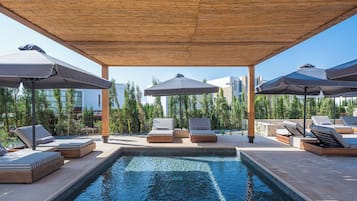Una piscina techada, 3 piscinas al aire libre, sombrillas