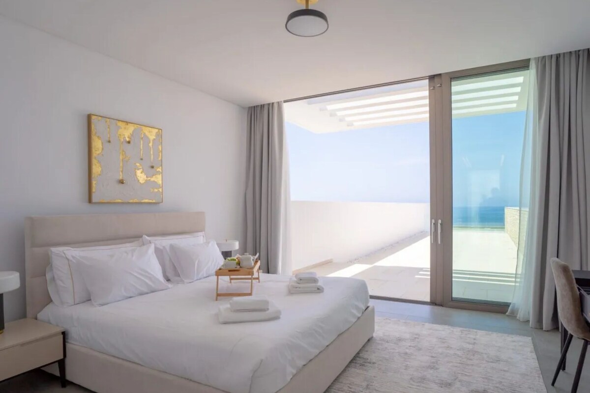 Nisyros Signature Adults Only Pool Villa | 객실 내 금고, 책상, 방음 설비, 다리미/다리미판