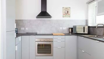 Frigorífic, microones, forn i placa de cuina