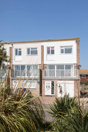Exterior - Bright & Modern Selsey Seafront Home (Selsey)