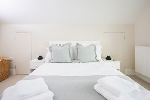 3 bedrooms, desk, iron/ironing board, WiFi