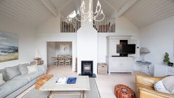 Een flatscreentelevisie, een open haard en een kantoor