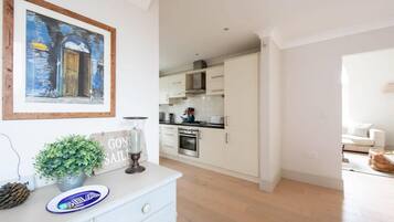 Een koelkast, een magnetron, een oven, een kookplaat