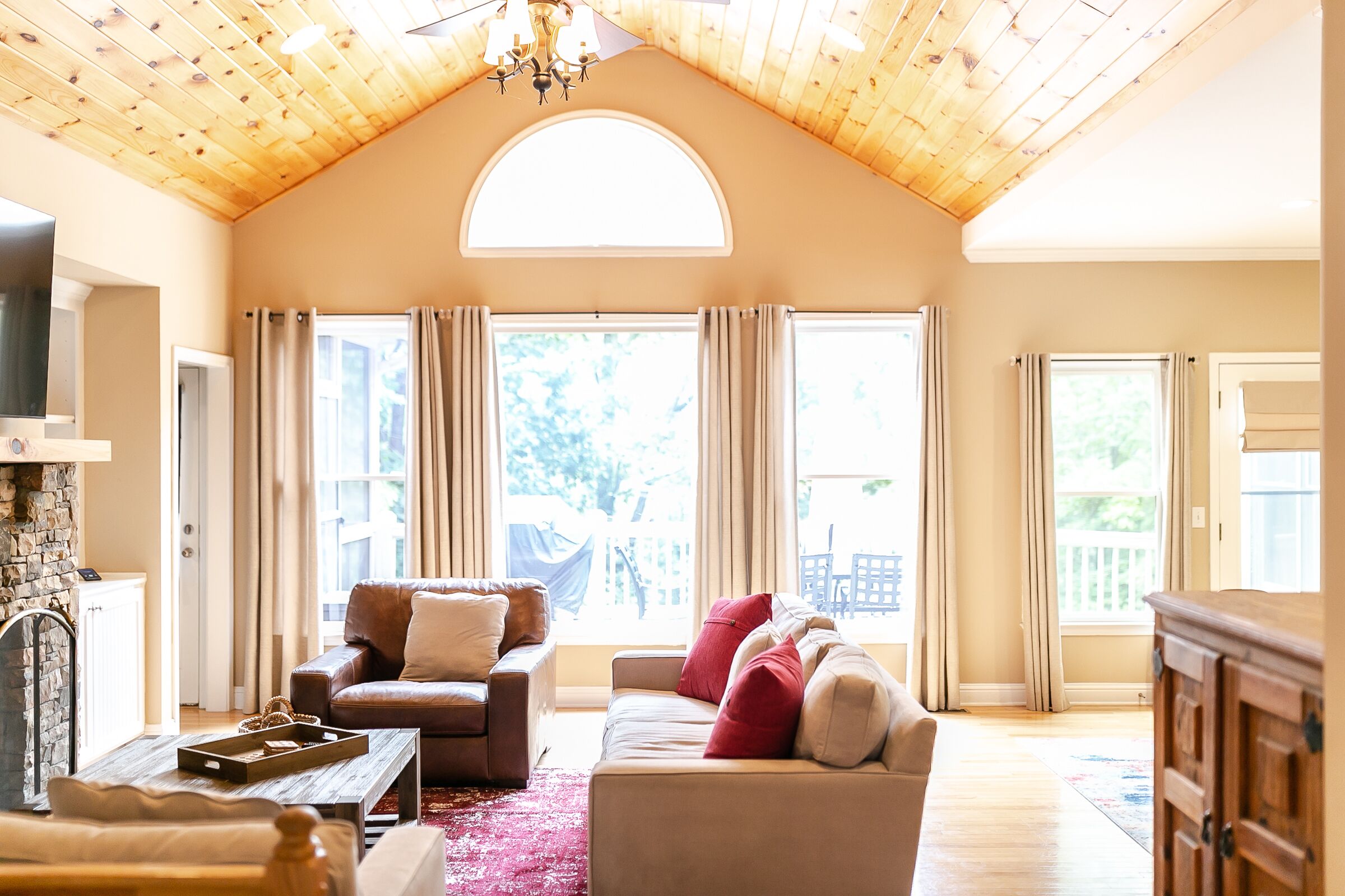 Smart TV, fireplace, DVD player, stereo