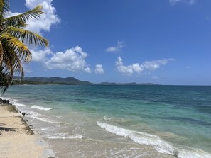 On the beach, sun loungers, beach towels - Paradise between sea and sky, with your feet in the water: (sainte-luce)