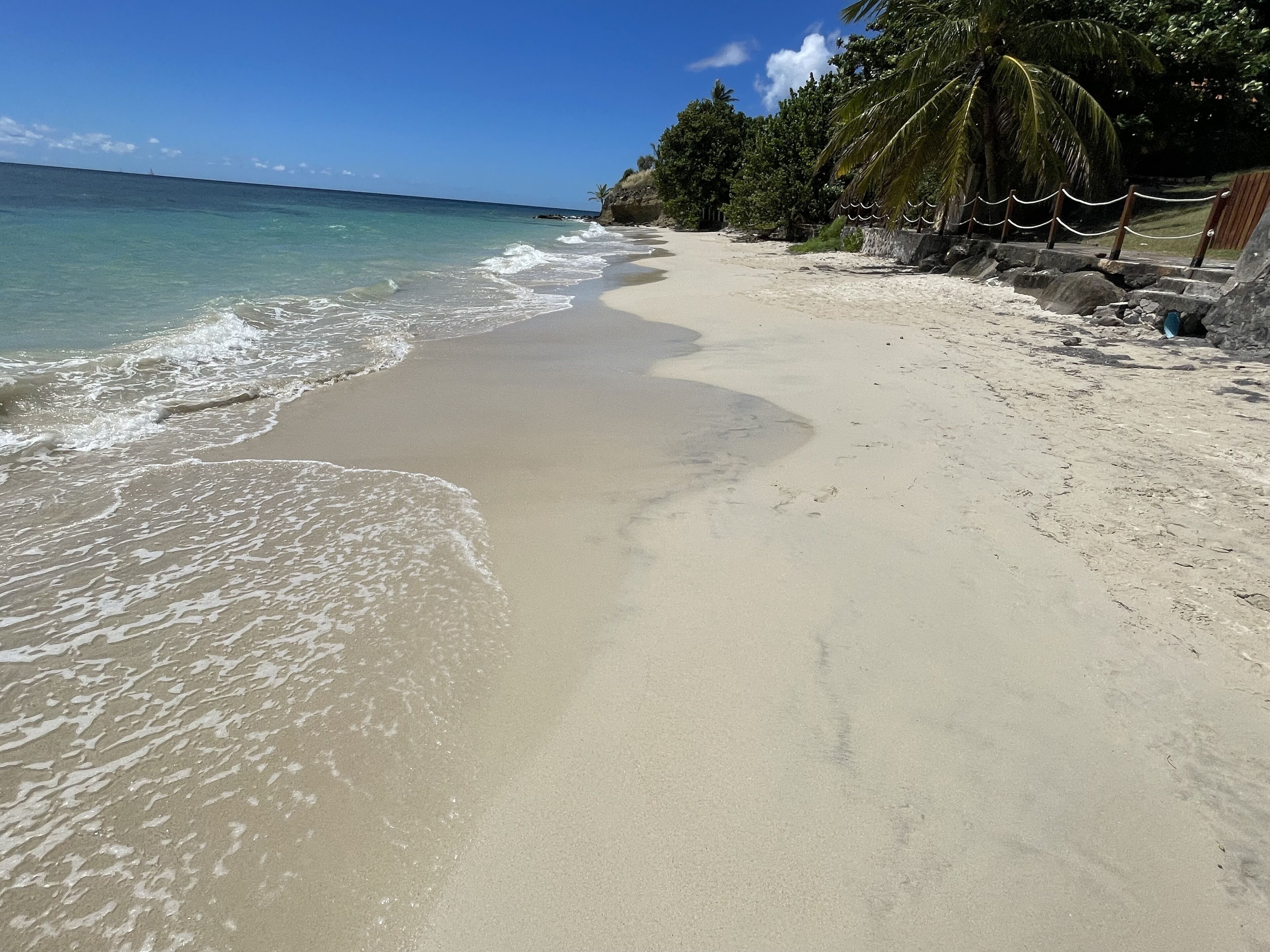 En la playa, camastros y toallas de playa 