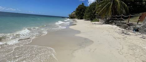 En la playa, camastros y toallas de playa