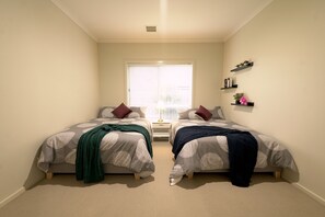 6 bedrooms, premium bedding, Select Comfort beds, individually decorated - Newly Modern Home for Big Group near SC (Point Cook)