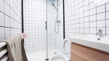 Een douche, een haardroger, handdoeken, zeep