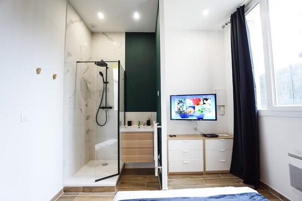 1 chambre, fer et planche à repasser, Wi-Fi gratuit, draps fournis