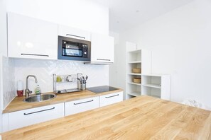 Réfrigérateur, micro-ondes, plaque de cuisson, cafetière/bouilloire