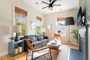 Una televisión, una chimenea, una oficina