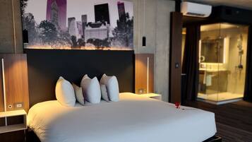 Suite Prestige King | Escritorio, espacio para trabajar con laptop y cortinas blackout