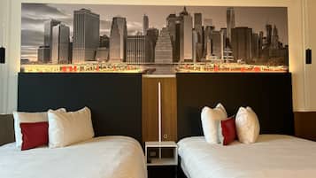 Quarto conforto, 2 camas Queen | Escrivaninha, espaço de trabalho para notebook, cortinas blackout