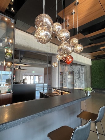 Bar (en la propiedad). Grand Hôtel TiMES Blainville - Mirabel