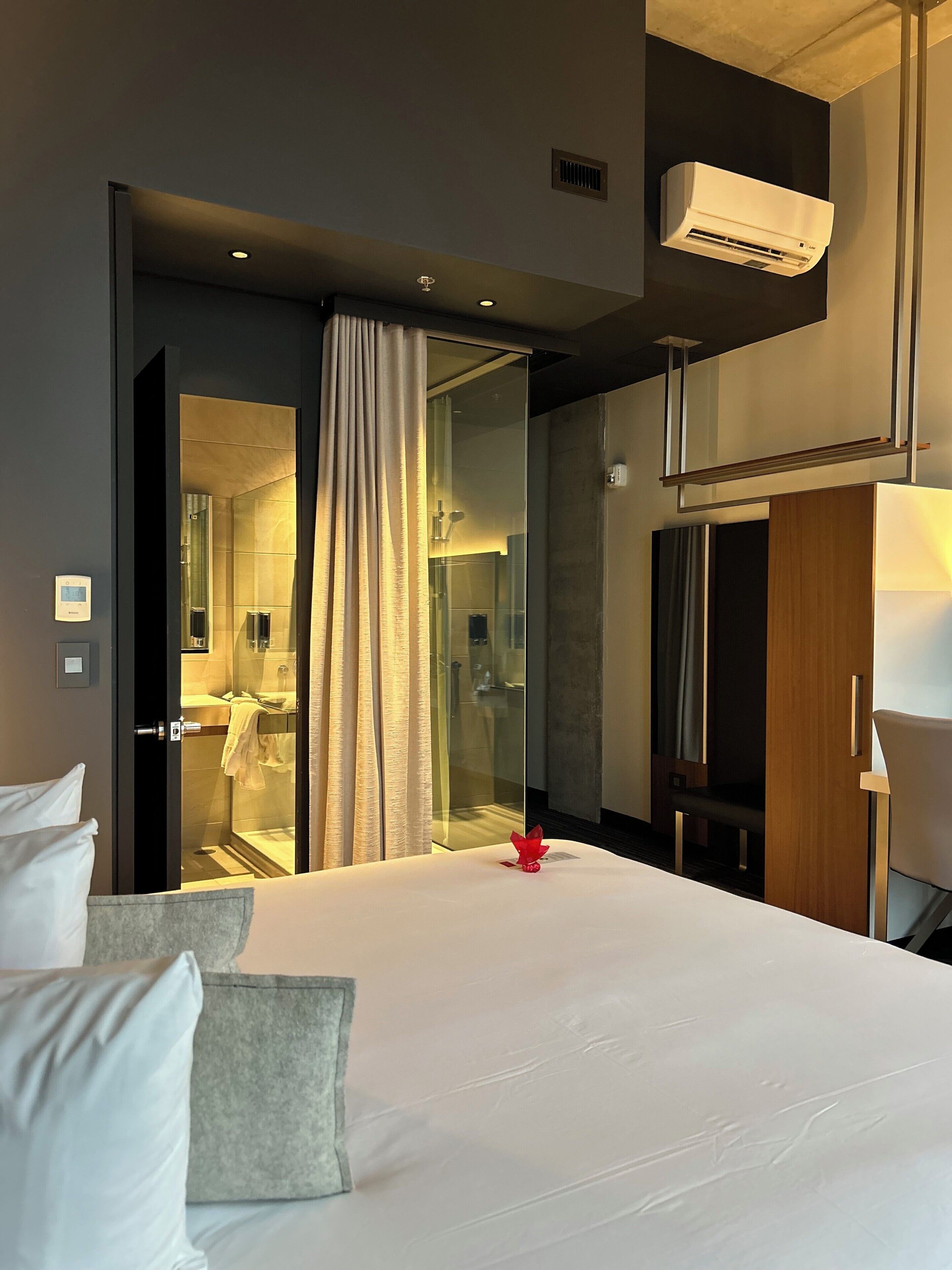 grand comfort king | bathroom | shower, hair dryer, towels, soap