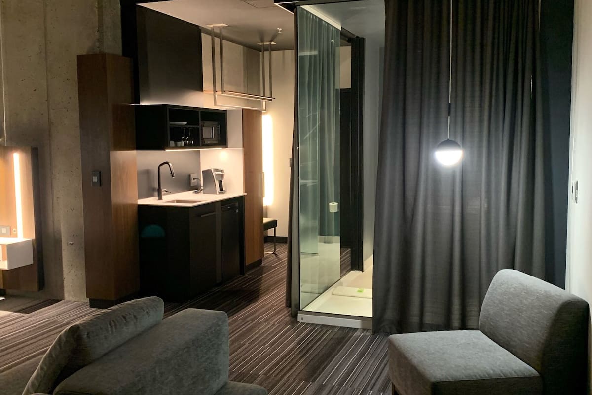 suite prestige king | living area | 50-inch led tv with cable channels, tv