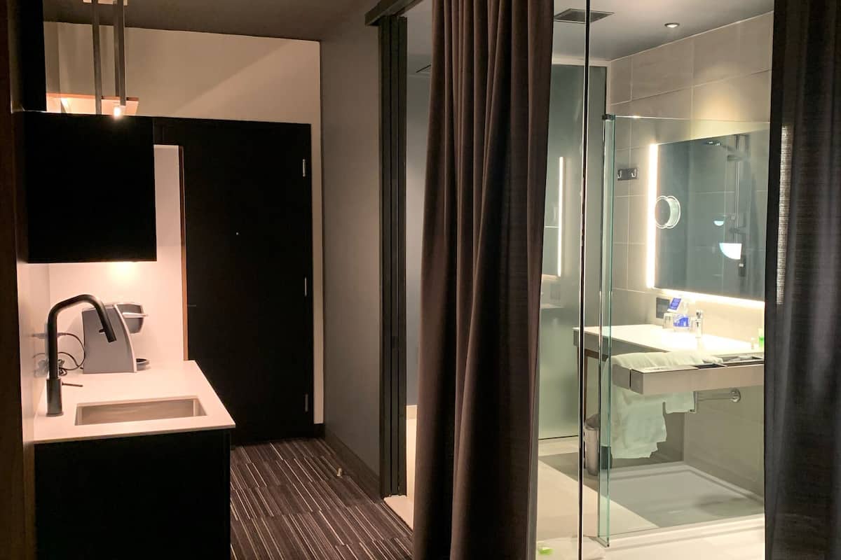 suite prestige king | bathroom | shower, hair dryer, towels, soap