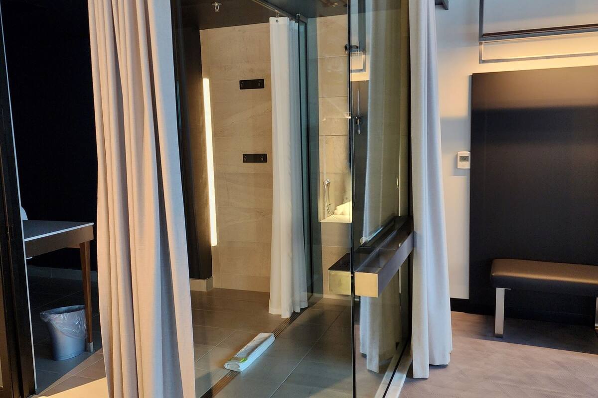 suite prestige king | bathroom | shower, hair dryer, towels, soap