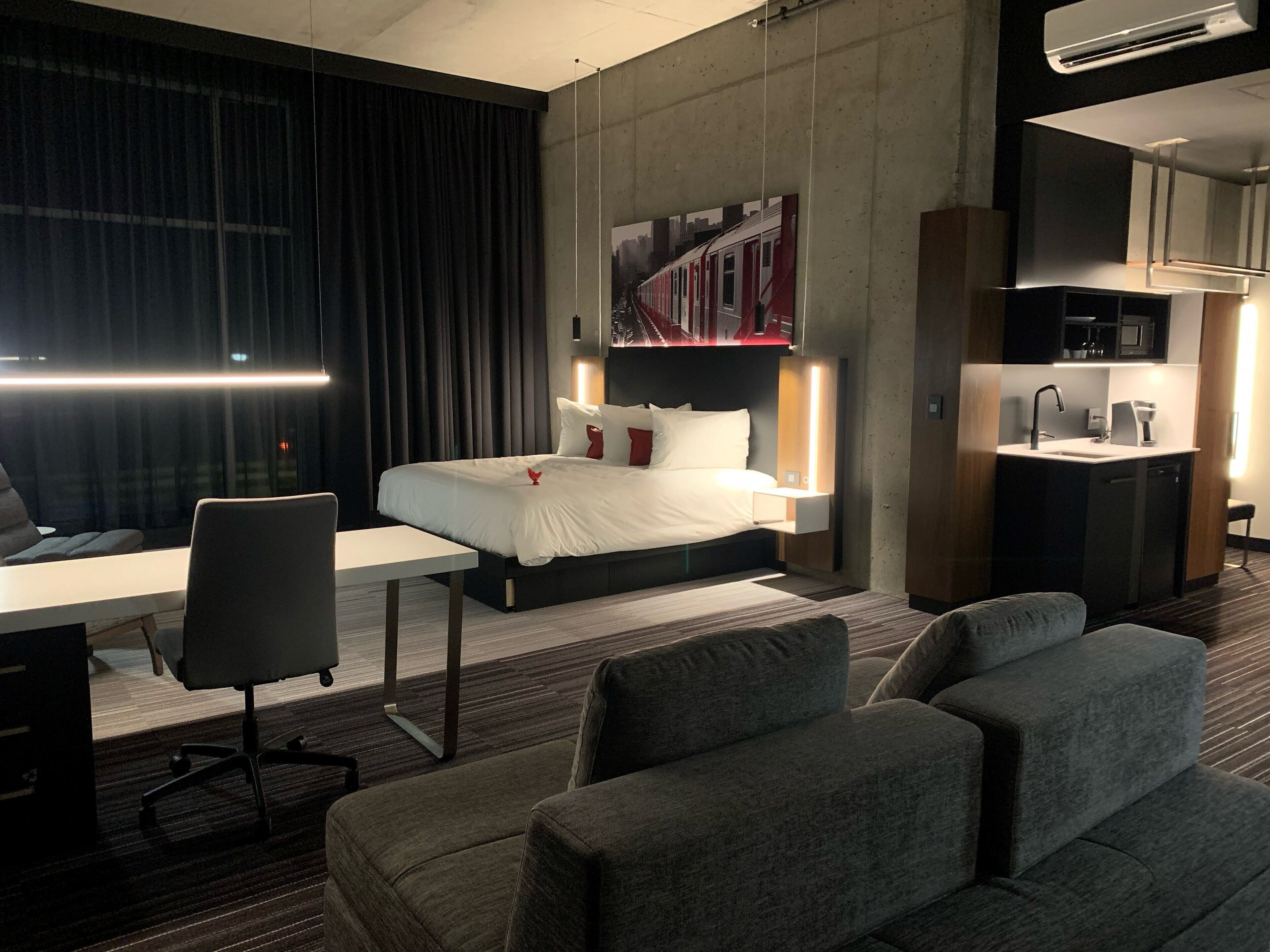 suite prestige king | desk, laptop workspace, blackout curtains, soundproofing