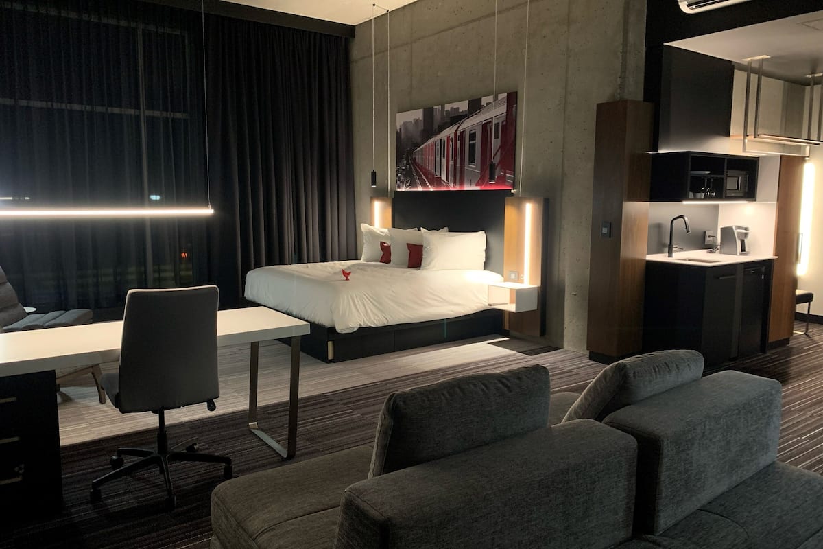 suite prestige king | desk, laptop workspace, blackout curtains, soundproofing