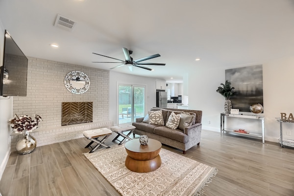 Spacious and modern living room design. Now including 2 sofas, and a sofa chair.