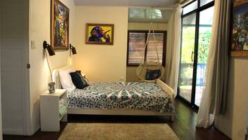 3 soveværelser, pengeskab på værelset, skrivebord, strygejern/strygebræt