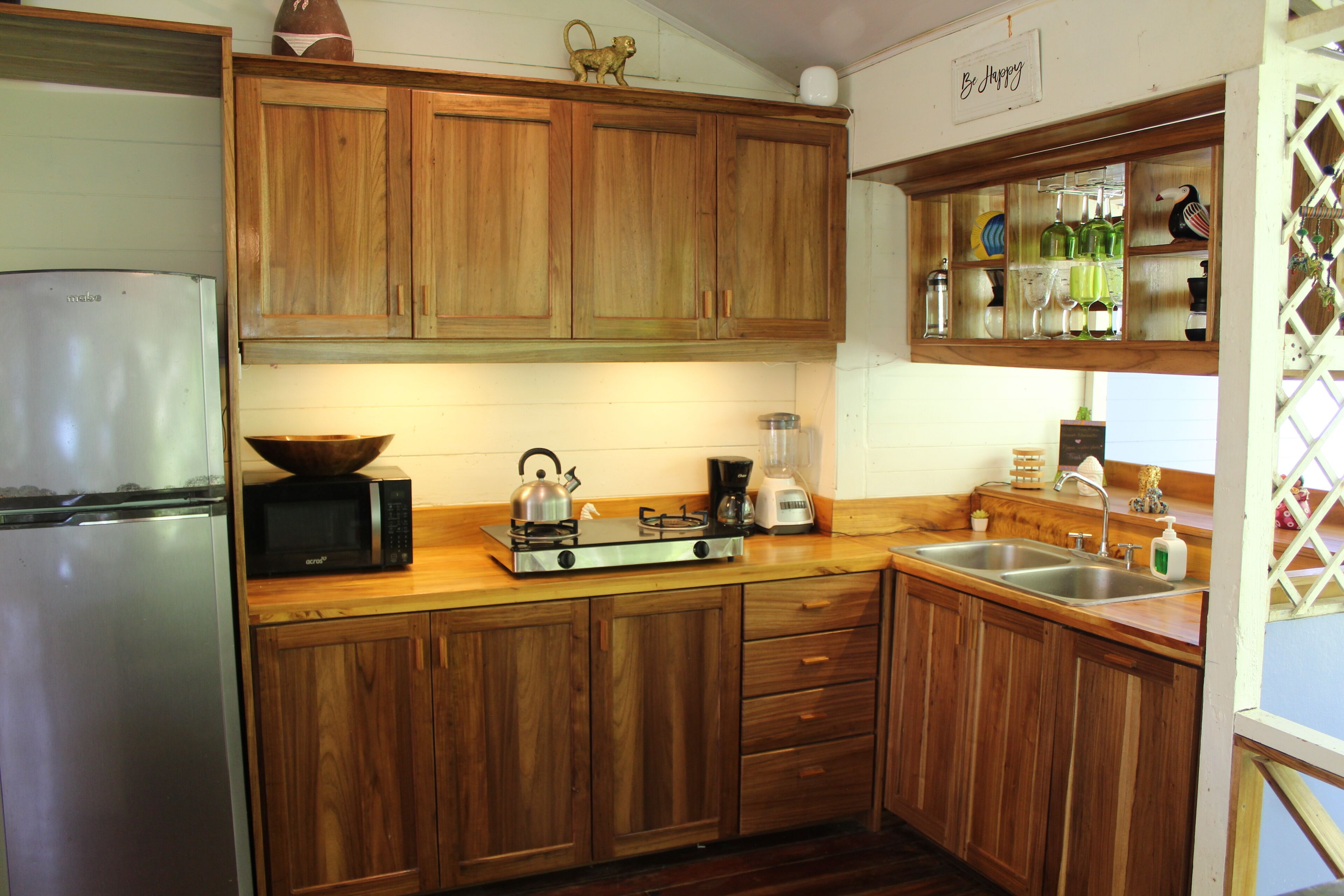 Réfrigérateur, micro-ondes, plaque de cuisson, cafetière/bouilloire