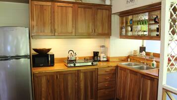 Kühlschrank, Mikrowelle, Herdplatte, Wasserkocher mit Kaffee-/Teezubehör