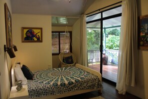 3 makuuhuonetta, tallelokero huoneessa, työpöytä, silitysrauta/-lauta