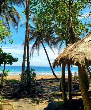 Rannalla, aurinkotuoleja, rantapyyhkeitä