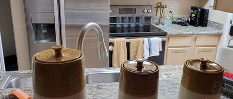 Kühlschrank, Herdplatte, Wasserkocher mit Kaffee-/Teezubehör