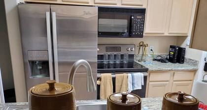 EXECUTIVE LUXE 2 BED 1 1/2 CONDO FAB UNIT