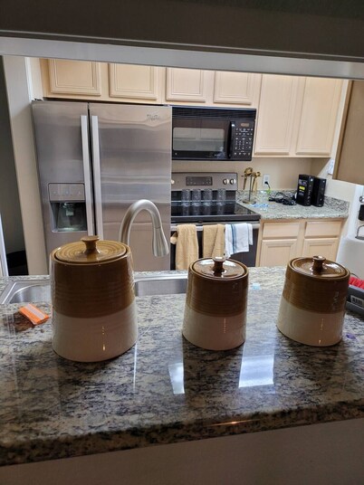 EXECUTIVE LUXE 2 BED 1 1/2 CONDO FAB UNIT