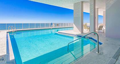 Attractive seventh-floor home in Gulf-front building with pool, hot tub & AC