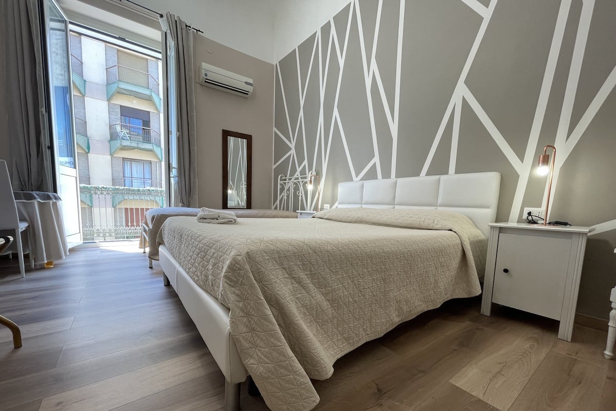 Comfort driepersoonskamer | Luxe beddengoed, pillowtop-bedden, een bureau, gratis wifi