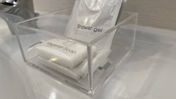 Kolmen hengen comfort-huone | Ylelliset vuodevaatteet, pillowtop-patjalliset sängyt, työpöytä