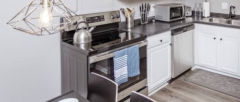 Geladeira, micro-ondas, fogão, cooktop
