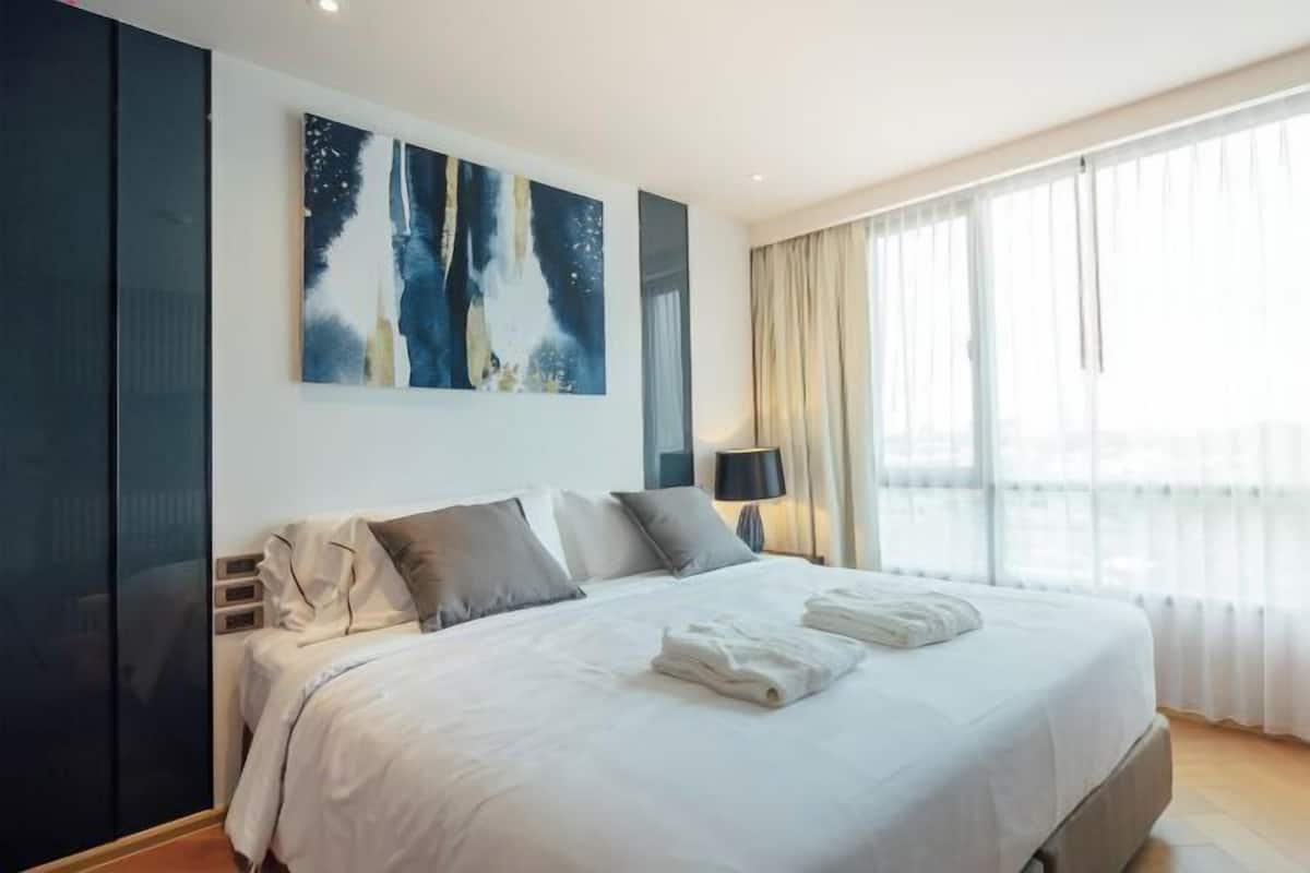 In-room safe, desk, soundproofing, free WiFi