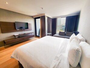Premier Studio, 1 Double Bed, Kitchenette | In-room safe, desk, soundproofing, free WiFi - Montana Hotel & Residence (Bangkok)