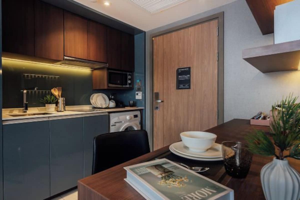 Private kitchen | Fridge, microwave, oven, electric kettle