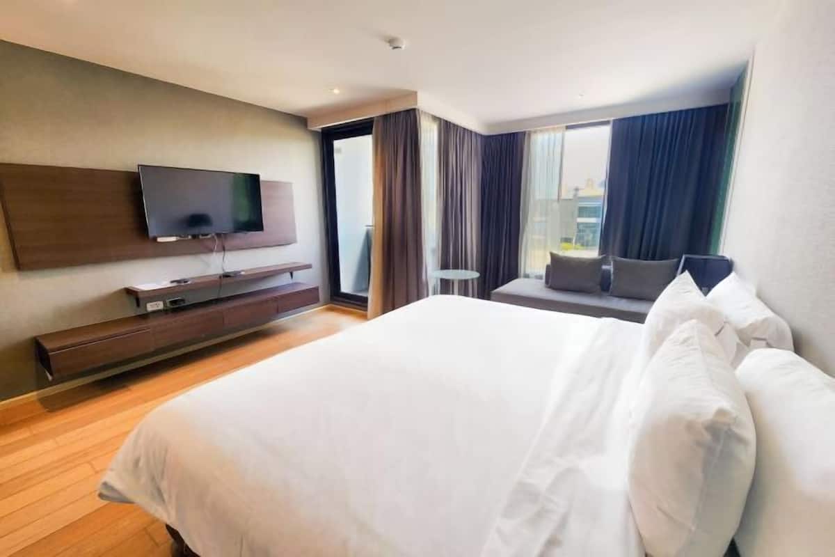 In-room safe, desk, soundproofing, free WiFi