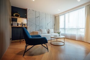 Habitación de lujo, 1 cama King size, cocineta | Área de sala de estar | Smart TV de 43 pulgadas con canales digitales y televisión 