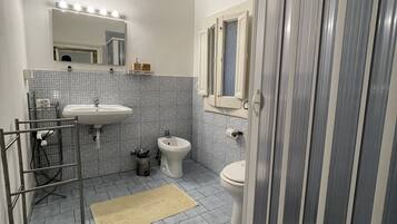 Standard-Stadtwohnung | Badezimmer | Dusche, Regendusche, Haartrockner, Bidet
