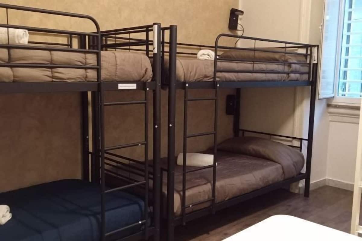 Quartos à prova de som, ferros/tábuas de passar roupa, Wi-Fi de cortesia