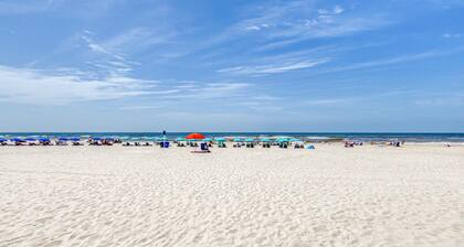 Cozy Condo in Gulf-Front Complex w/Free WiFi, Shared Pool, Central AC, Elevator