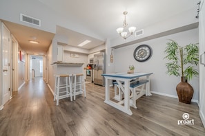 Dining - Gorgeous 3 bed 2 bath condo with pool near beach (Destin)