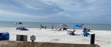 In Strandnähe, Liegestühle, Strandtücher